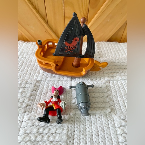 Fisher-Price Disney's Jake and The Never Land Pirates - Hook's Battle Boat - Picture 2 of 8